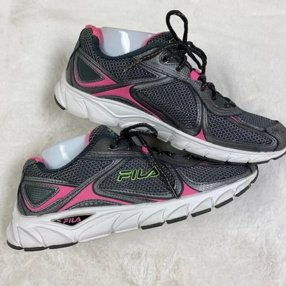 LIKE NEW Fila Women's Silver‎ & Sugarplum Quadrix Running Shoe, size 10